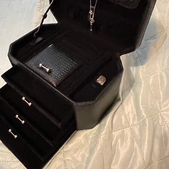 Elegant Black Jewelry Box - Picture 2 of 8
